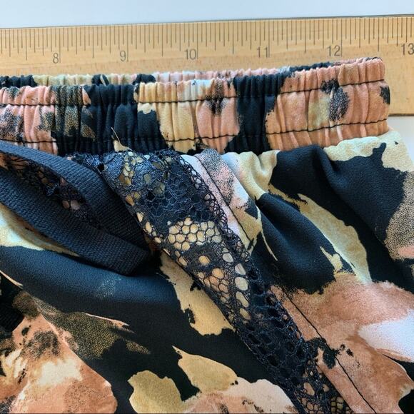 Paper crane Floral Lace Shorts Size Medium - Picture 4 of 9